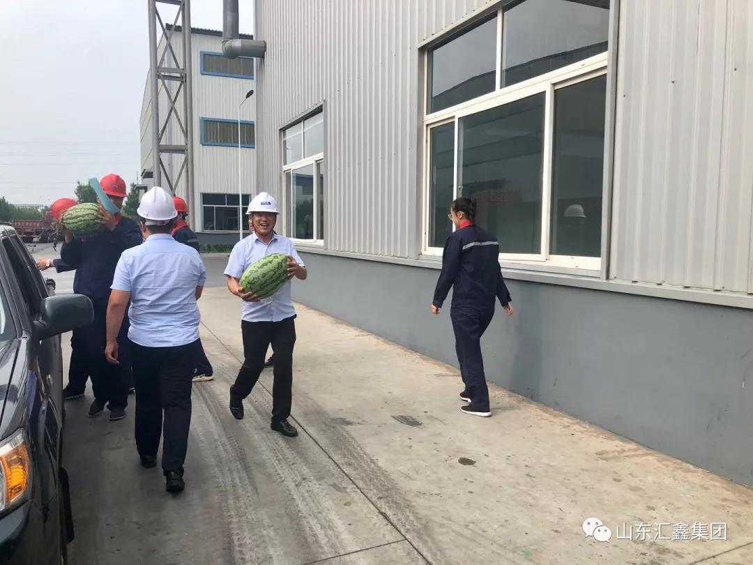 連日來,我縣持續(xù)悶熱高溫,特別是我們的車間內(nèi)部溫度更高,一線員工經(jīng)歷著“上蒸下煮”的酷暑“烤”驗(yàn)。7月29上午,受董事長魏家清委托,郭強(qiáng)副總經(jīng)理代表集團(tuán)高層,帶領(lǐng)安全環(huán)保部、鍍鋅事業(yè)部等同事,先后深入鍍鋅車間、鋅錠車間、冷軋車間、彩涂車間等20個一線車間部門,看望慰問生產(chǎn)一線員工并送去慰問品,向冒著高溫酷暑辛勤工作的一線員工表示敬意和慰問。 郭強(qiáng)副總經(jīng)理在一線慰問時,詳細(xì)詢問目前車間的生產(chǎn)以及防暑準(zhǔn)備情況,為大家送去礦泉水、西瓜等慰問品,郭總對大家戰(zhàn)高溫、斗酷暑,不怕苦、不怕累,履職盡責(zé)擔(dān)當(dāng)作為的精神表示高度贊揚(yáng),對大家的辛勤工作表示肯定,鼓勵大家要再接再厲,克服高溫酷暑,重視安全生產(chǎn),重視產(chǎn)品質(zhì)量,高標(biāo)準(zhǔn)、高質(zhì)量的完成各項生產(chǎn)任務(wù),同時郭總反復(fù)叮囑大家注意防暑降溫,勞逸結(jié)合,保重身體,確保在崗期間安全生產(chǎn)。 各車間紛紛表示,感謝領(lǐng)導(dǎo)到一線慰問,將以此為動力,履職盡責(zé),勁頭不減,抓產(chǎn)能重質(zhì)量,抓好本車間的安全生產(chǎn)工作,進(jìn)一步加強(qiáng)員工關(guān)懷,切實(shí)做好本部門員工的防暑降溫工作,圓滿完成上級下達(dá)的各項生產(chǎn)任務(wù)。